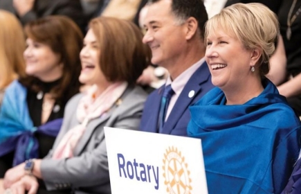 Se videon om Jennifer Jones världsturné för att synliggöra Rotary (4,5 min)